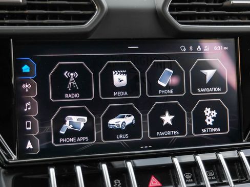 Used 2022 Lamborghini Urus AWD/4WD image 36