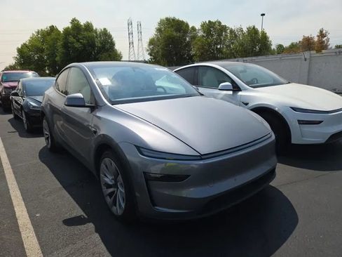Used 2026 Tesla Model Y AWD image 3
