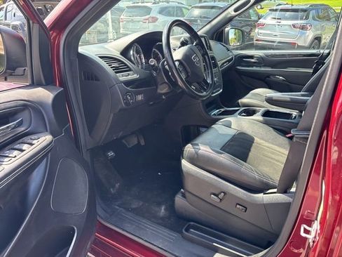 Used 2020 Dodge Grand Caravan SXT w/ Driver Convenience Group FWD image 17