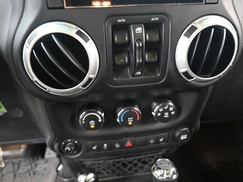 Used 2017 Jeep Wrangler Unlimited Rubicon w/ Connectivity Group AWD/4WD image 12