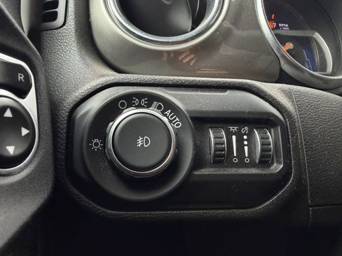 Used 2019 Jeep Wrangler Unlimited Sahara image 18