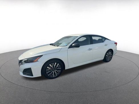 Used 2025 Nissan Altima 2.5 SV FWD image 8