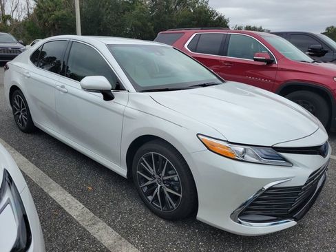 Used 2023 Toyota Camry XLE image 3