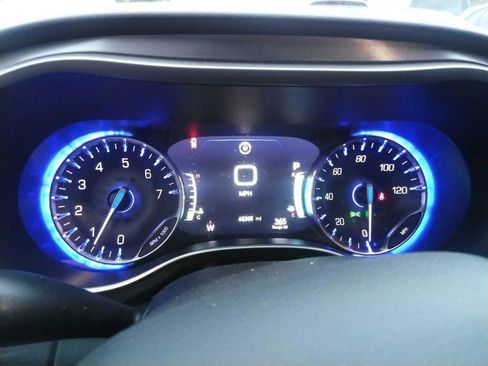 Used 2023 Chrysler Pacifica Touring-L FWD image 9