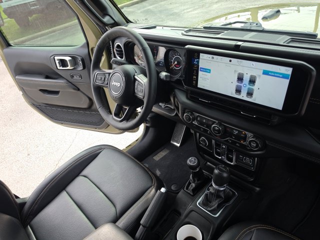 Used 2025 Jeep Gladiator Sport AWD/4WD image 23