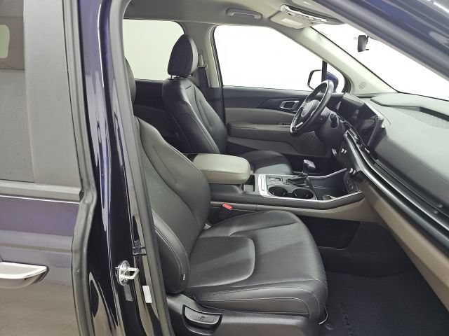 Used 2025 Kia Carnival FWD image 22