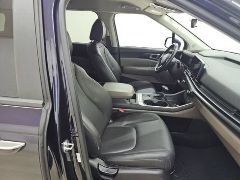 Used 2025 Kia Carnival FWD image 22