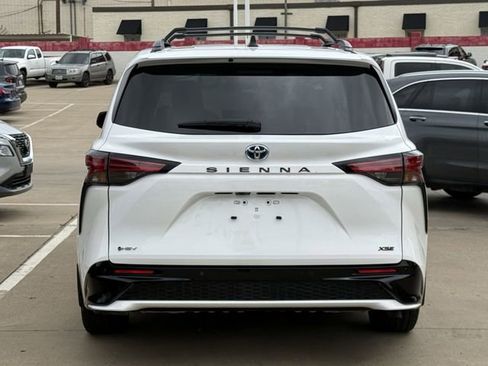 Used 2025 Toyota Sienna XSE FWD image 5