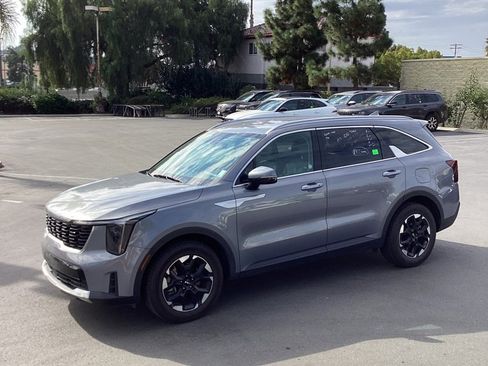 Used 2024 Kia Sorento S image 5