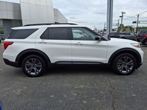 Used 2023 Ford Explorer XLT AWD/4WD image 7