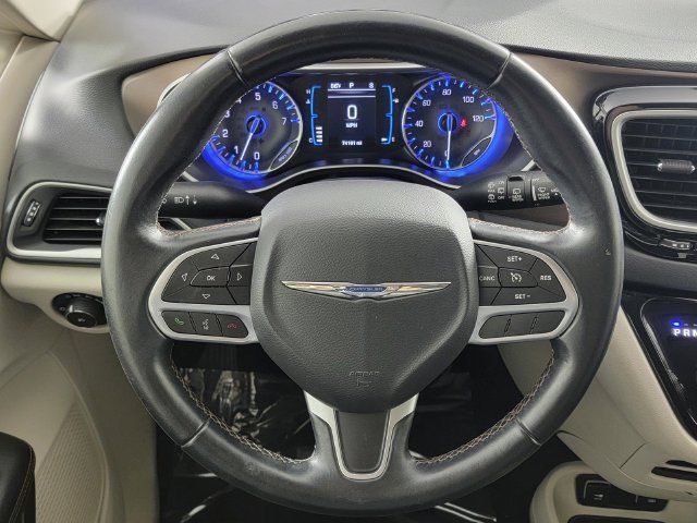 Used 2017 Chrysler Pacifica Touring-L FWD image 25