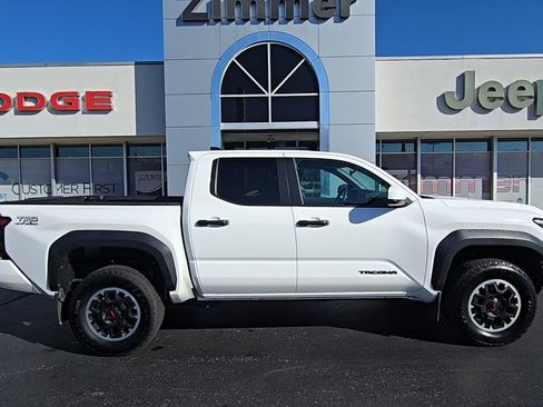 Used 2024 Toyota Tacoma TRD Sport image 9