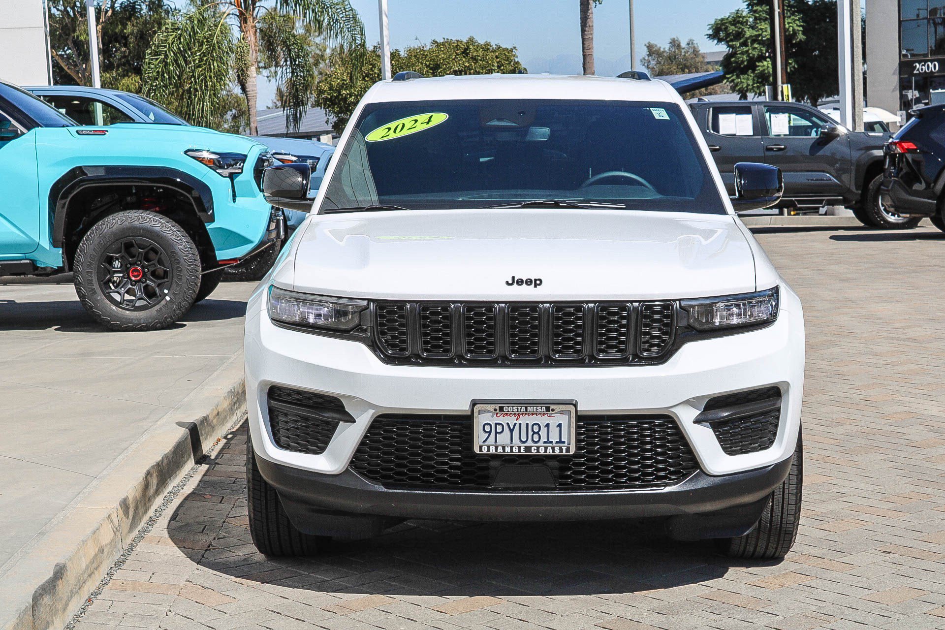 Used 2024 Jeep Grand Cherokee Altitude AWD/4WD image 2