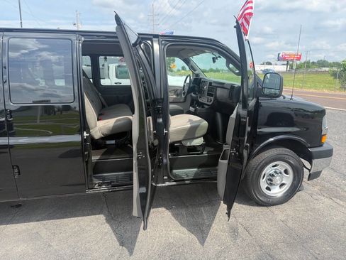 Used 2018 Chevrolet Express 3500 LT w/ LT Preferred Equipment Group RWD image 14