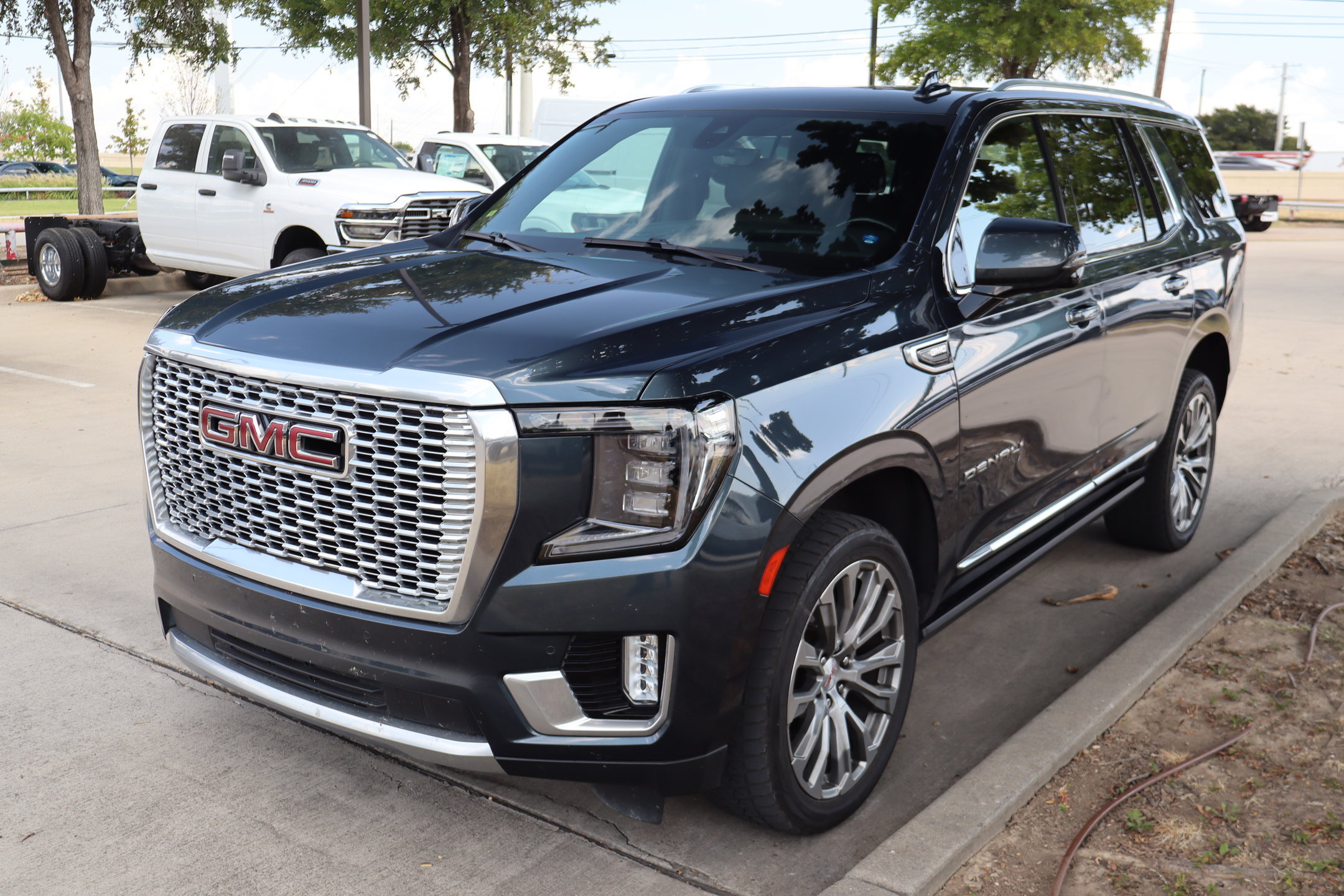 Used 2021 GMC Yukon Denali w/ Denali Premium Package AWD/4WD image 9