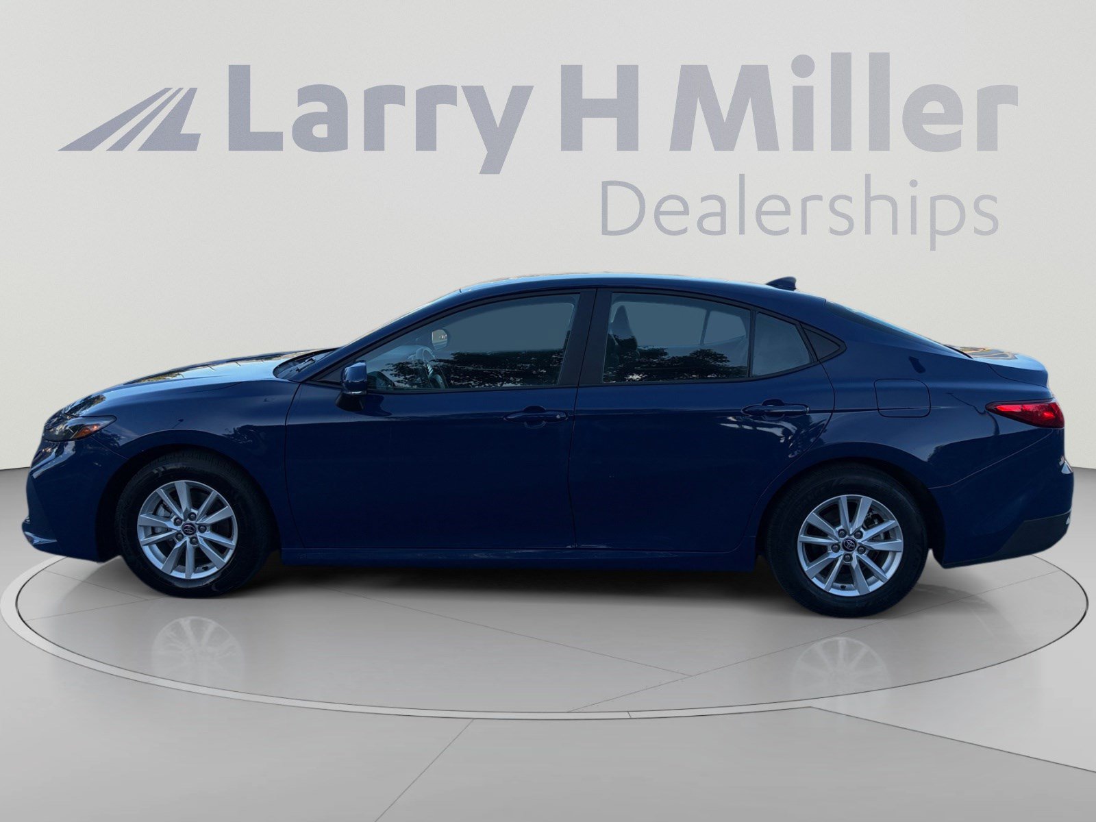 Used 2025 Toyota Camry LE FWD image 2
