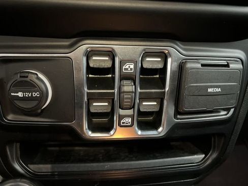 Used 2022 Jeep Wrangler Unlimited Sahara image 35