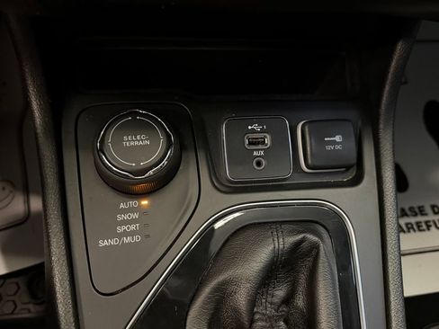 Used 2019 Jeep Cherokee Latitude Plus AWD/4WD image 18