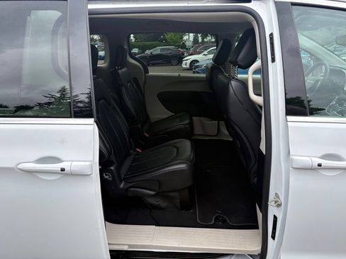 Used 2024 Chrysler Pacifica Touring-L FWD image 23