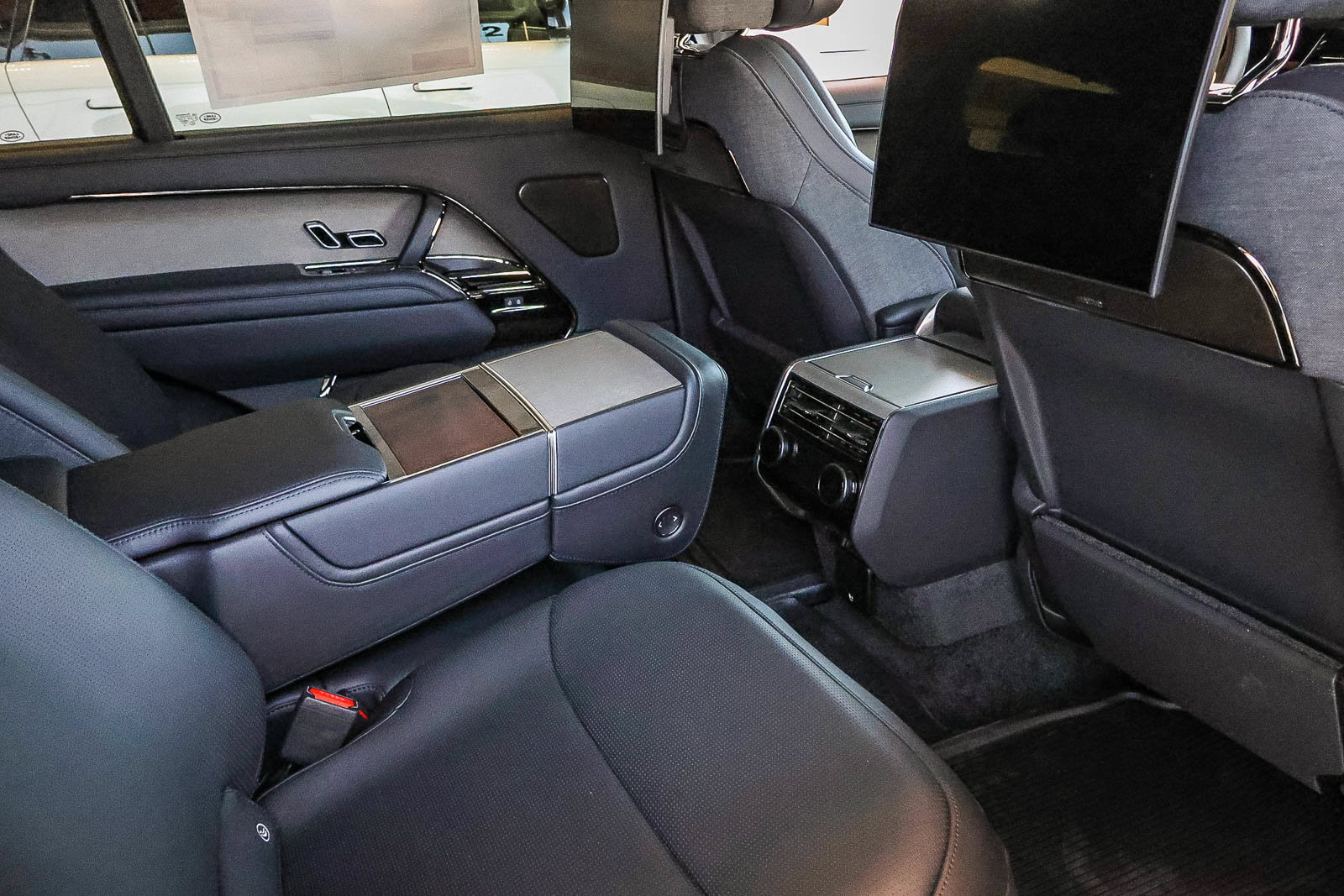 New 2026 Land Rover Range Rover SV AWD/4WD image 12