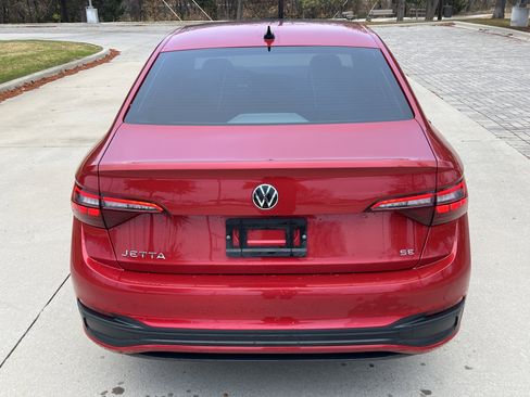 Certified 2022 Volkswagen Jetta SE image 9