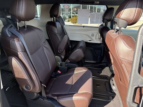 Certified 2021 Toyota Sienna Platinum image 12