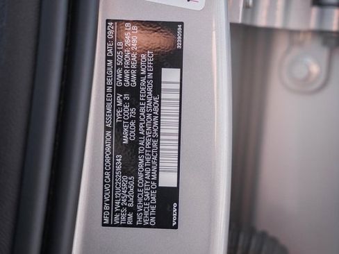 Certified 2025 Volvo XC40 B5 Plus image 40