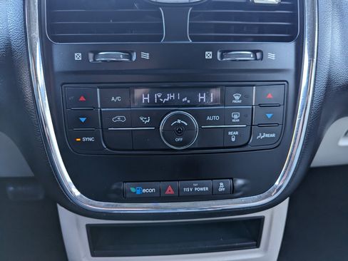 Used 2013 Chrysler Town & Country Touring image 24