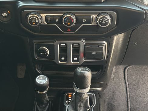 Used 2019 Jeep Wrangler Sport AWD/4WD image 18