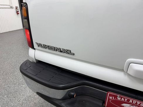 Used 2005 GMC Yukon XL SLT w/ SLT Preferred Equipment Group AWD/4WD image 7