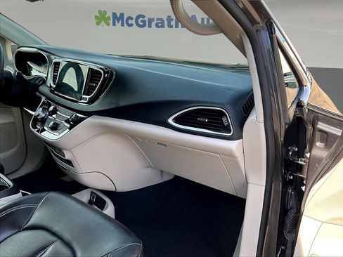 Used 2023 Chrysler Pacifica Touring-L FWD image 30