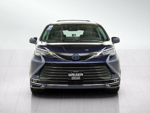 Used 2023 Toyota Sienna XLE AWD/4WD image 8