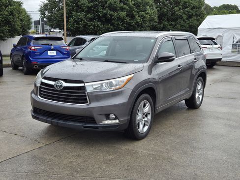Used 2016 Toyota Highlander Limited w/ Driver Technology Package FWD image 2