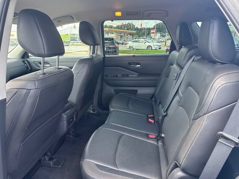 Used 2025 Nissan Pathfinder SL AWD/4WD image 15