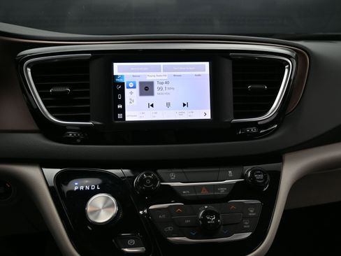 Used 2023 Chrysler Voyager LX image 18