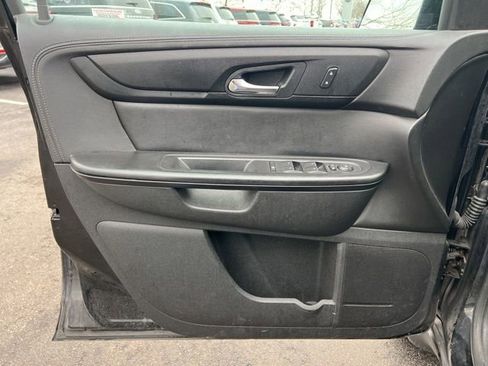 Used 2017 Chevrolet Traverse LT w/ Style and Technology Package image 24