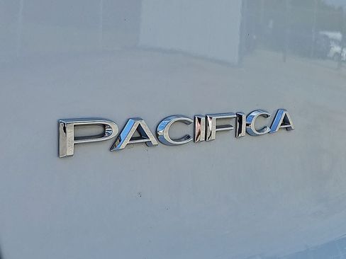 Used 2024 Chrysler Pacifica Touring-L FWD image 36