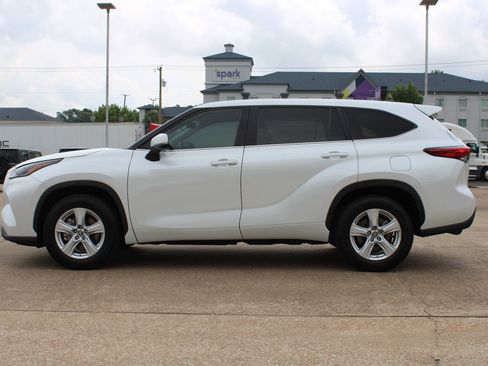 Used 2023 Toyota Highlander LE image 9