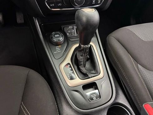 Used 2017 Jeep Cherokee Latitude AWD/4WD image 27