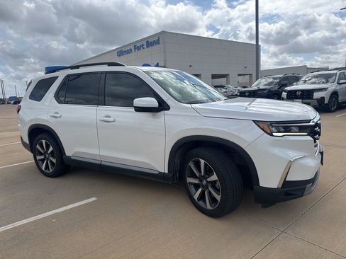 Used 2025 Honda Pilot Touring image 2