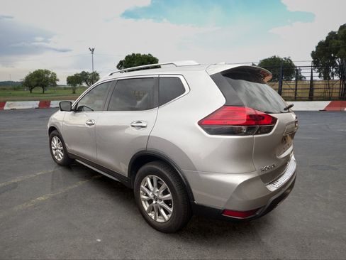 Used 2017 Nissan Rogue SV w/ SV Premium Package FWD image 4