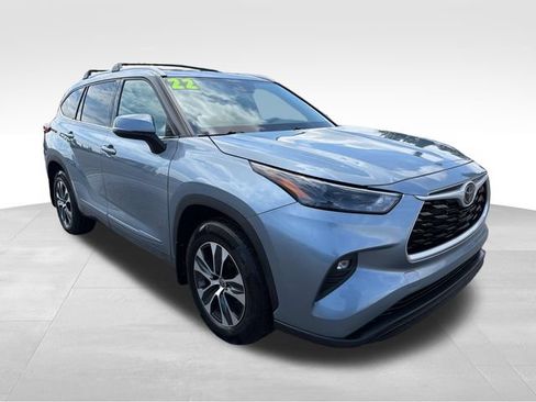Used 2022 Toyota Highlander XLE AWD/4WD image 1