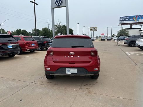 Used 2022 Hyundai Venue Limited FWD image 6