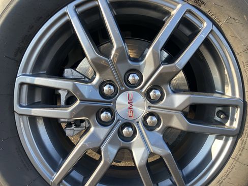 Used 2025 GMC Acadia Elevation image 9