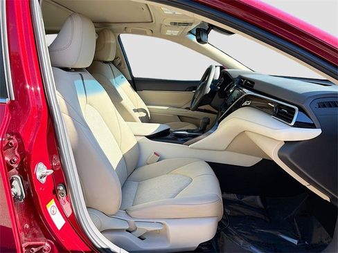 Used 2018 Toyota Camry XLE image 14