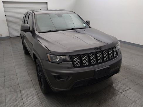 Used 2018 Jeep Grand Cherokee Altitude RWD image 14