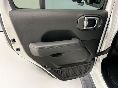Used 2022 Jeep Wrangler Unlimited Sahara AWD/4WD image 27