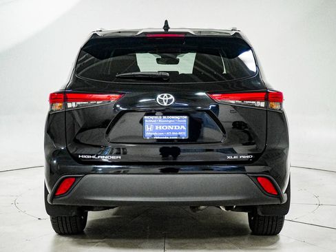 Used 2021 Toyota Highlander XLE AWD/4WD image 7