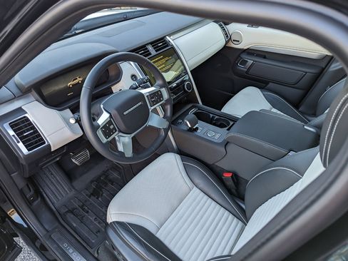 Used 2024 Land Rover Discovery Dynamic SE image 13