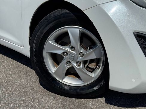 Used 2015 Hyundai Elantra SE image 3